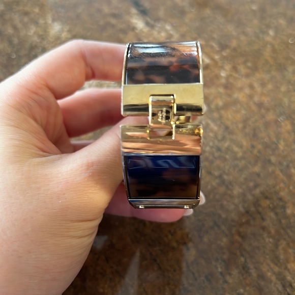 Michael Kors Tortoise Shell Hinged Bangle - Picture 6 of 9